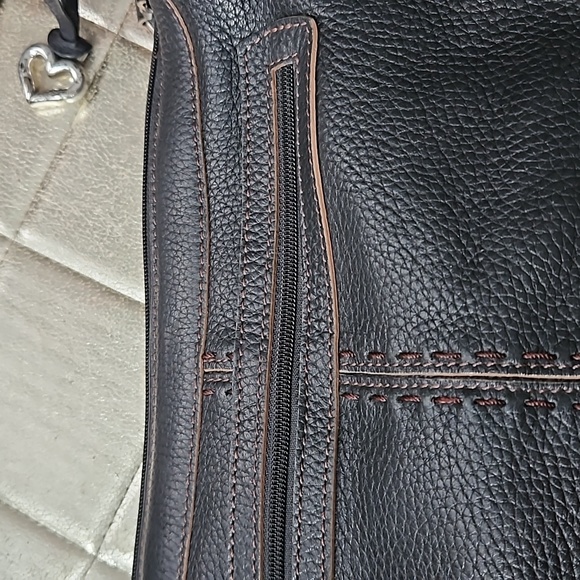 Brighton Vintage Shoulder Bag Black leather with contrast stitching - Picture 5 of 7